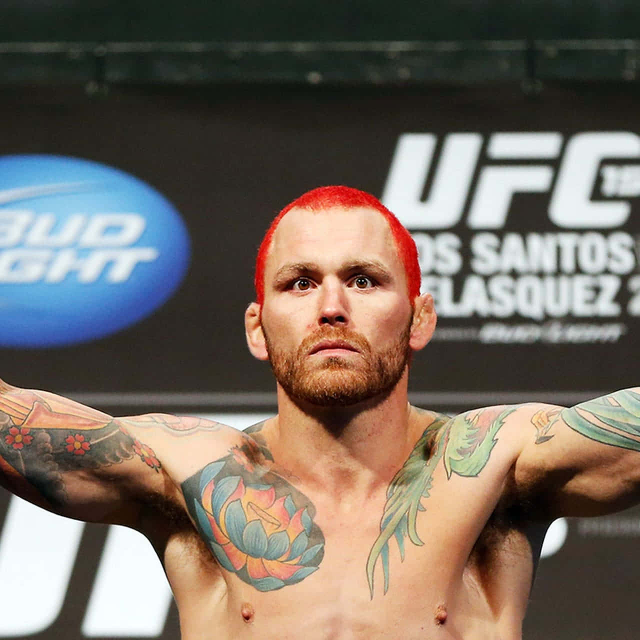 UFC拳手在稱重活動中展示紅髮和紋身