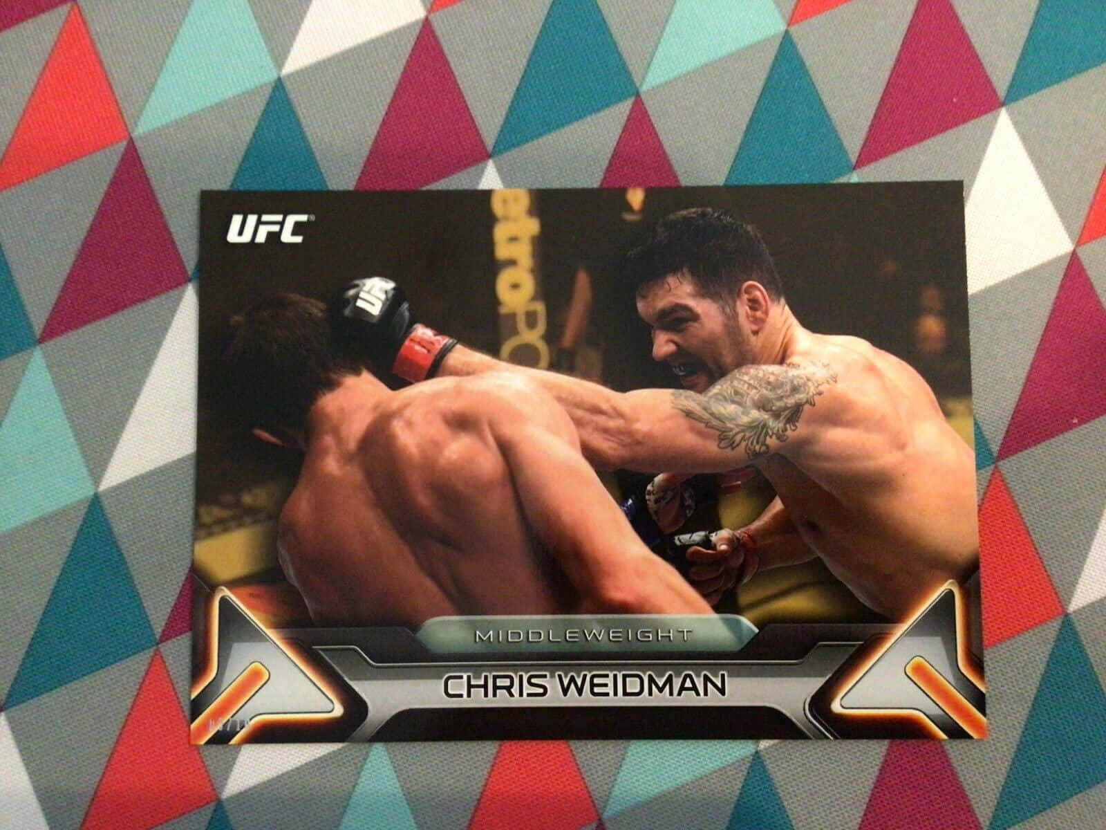 UFC交易卡，克里斯·魏德曼在中量級比賽中展示有紋身的手臂。