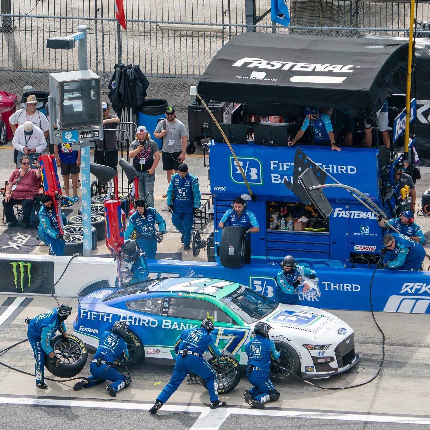 NASCAR維修站團隊喺日間比賽中更換賽車輪胎。