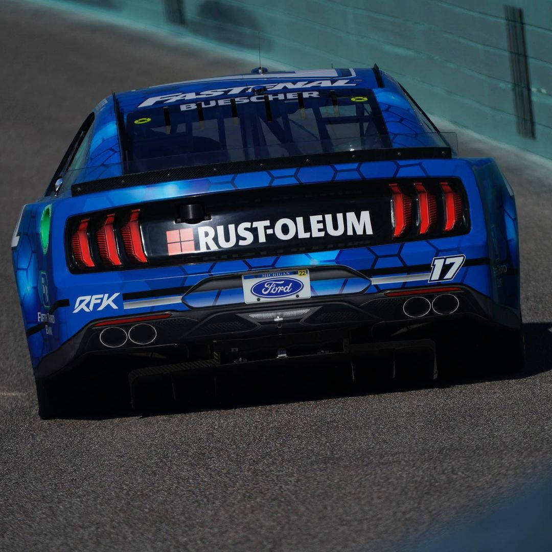 賽道上帶有Rust-Oleum品牌的藍色福特野馬賽車。