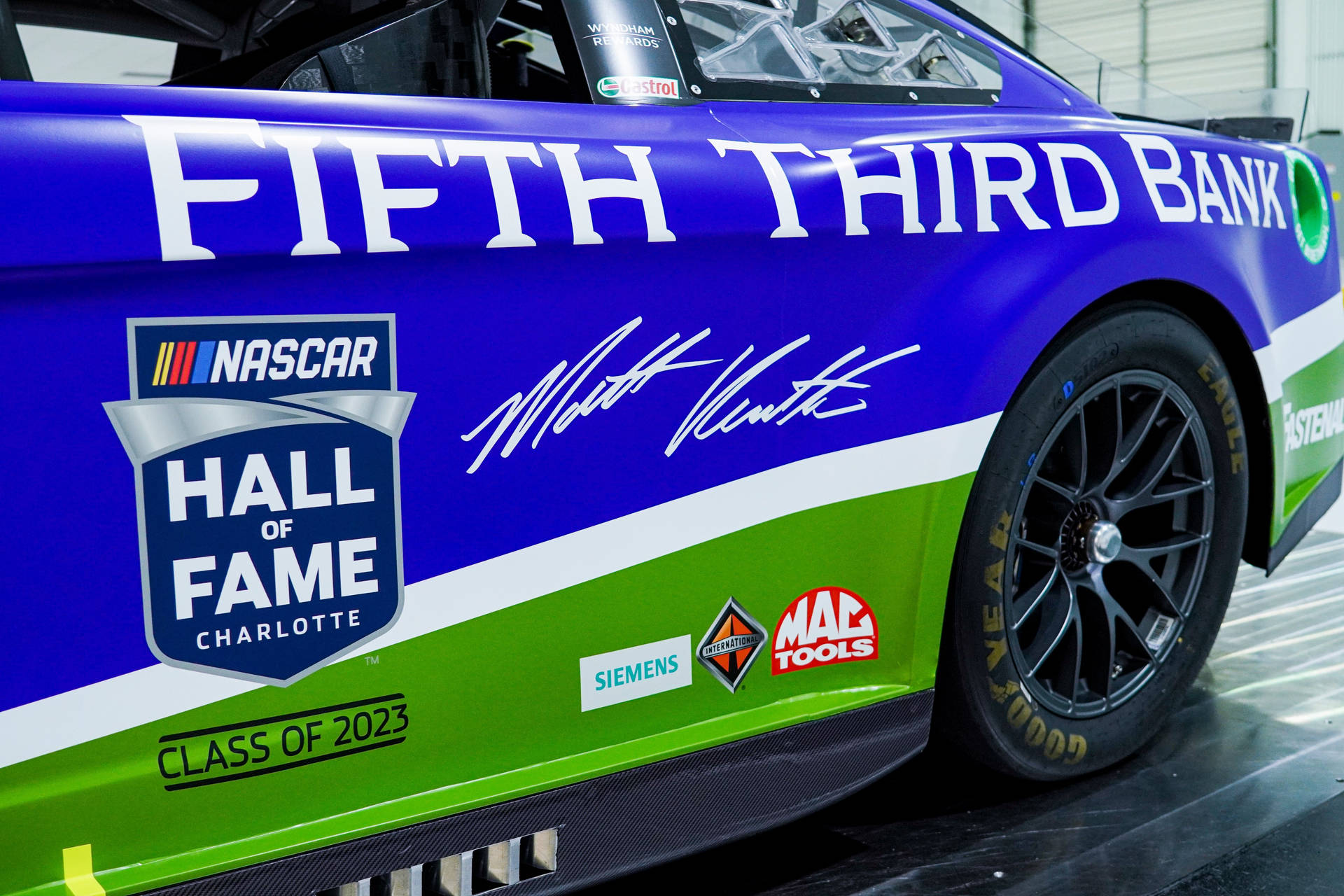 帶有Fifth Third Bank和Hall of Fame Charlotte 2023貼紙的NASCAR賽車在車庫中。