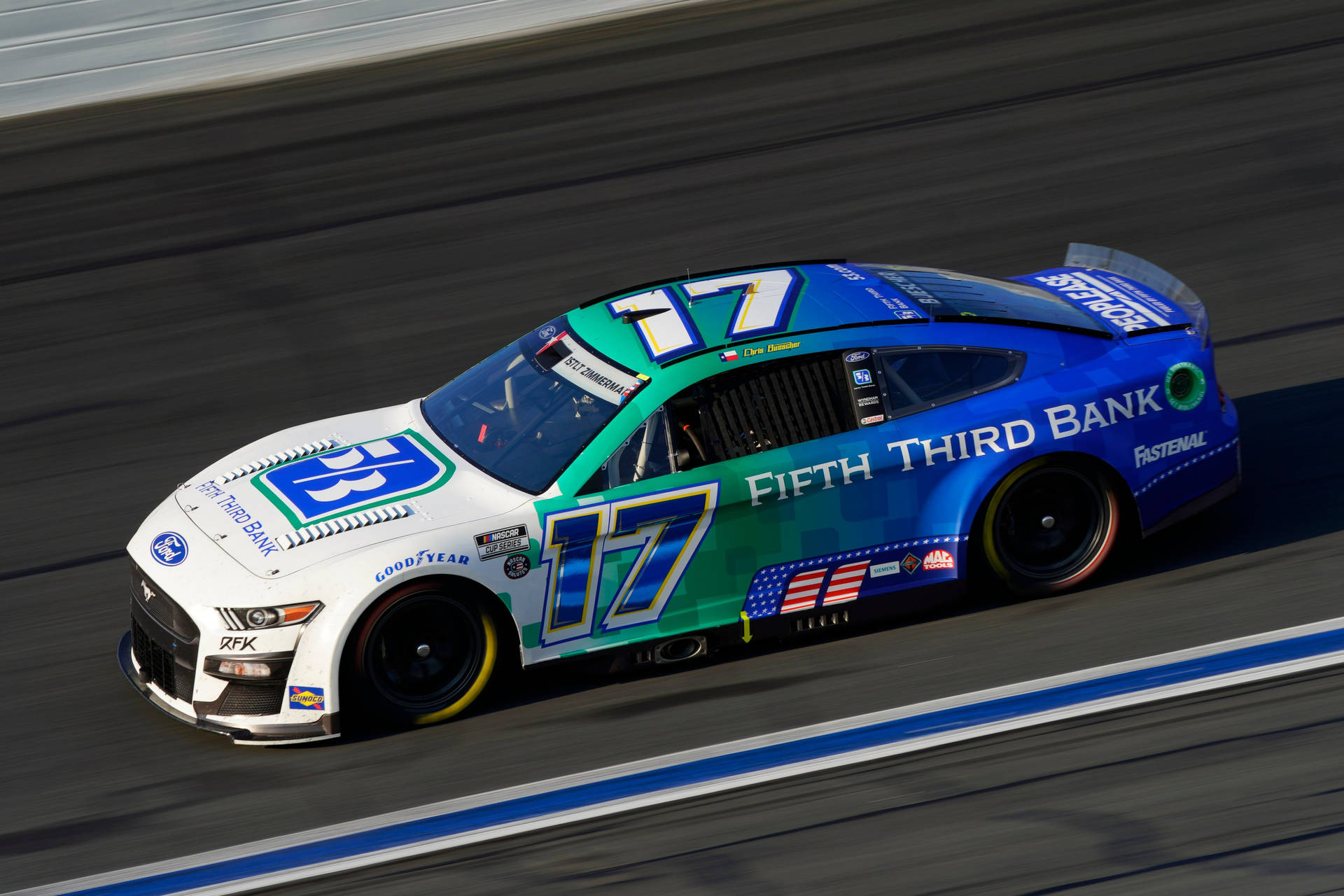 NASCAR賽車編號17在賽道上奔馳。