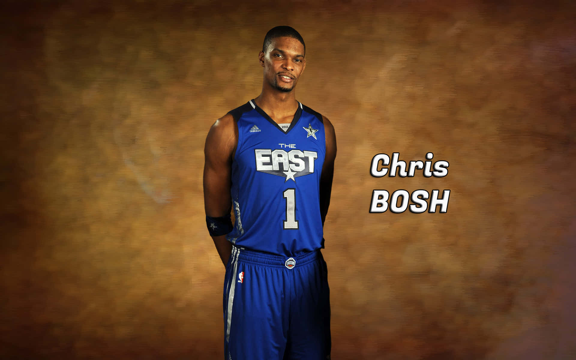 克里斯·波什東部聯盟棕色背景圖 壁紙 — 職業籃球運動員 Chris Bosh 自信地穿著藍色全明星東部隊球衣，在帶有紋理的棕色背景前擺姿勢。