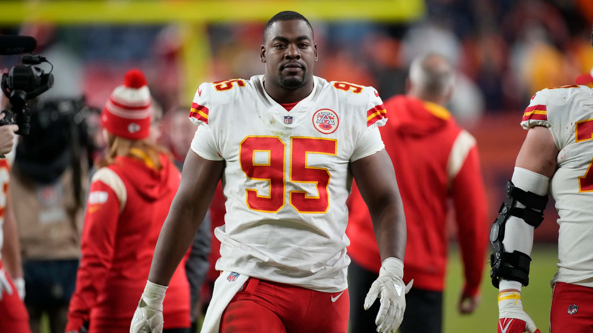 身穿95號球衣的NFL球員在比賽中走進球場。