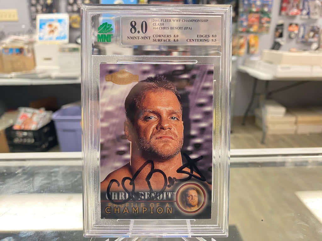 簽名Chris Benoit WWE交換卡放在保護盒內展示。