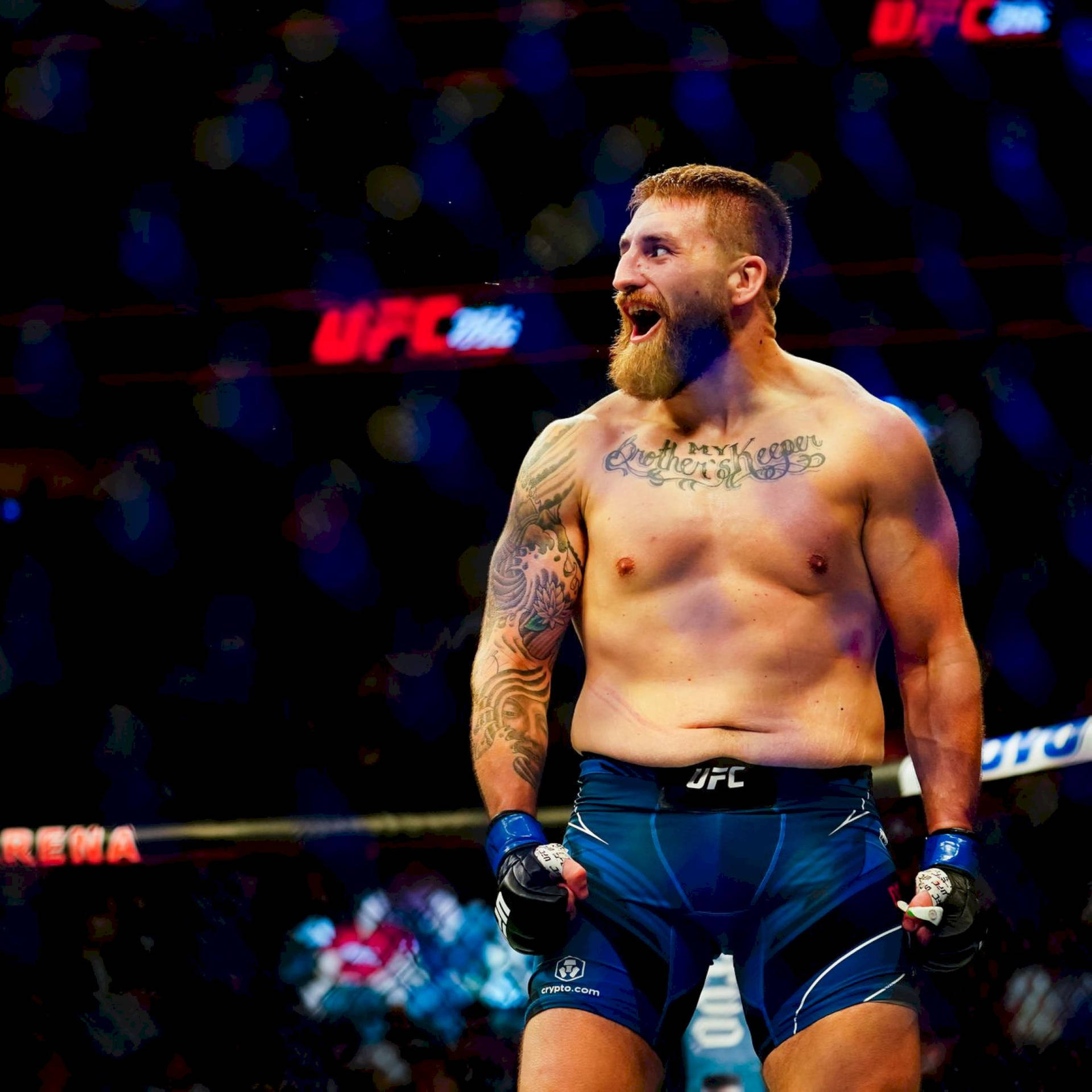 克里斯·道考斯在擂台大喊 壁紙 — 一位留鬍子的UFC拳手在八角籠中勝利慶祝，背景有發光的藍色燈光和模糊的人群。