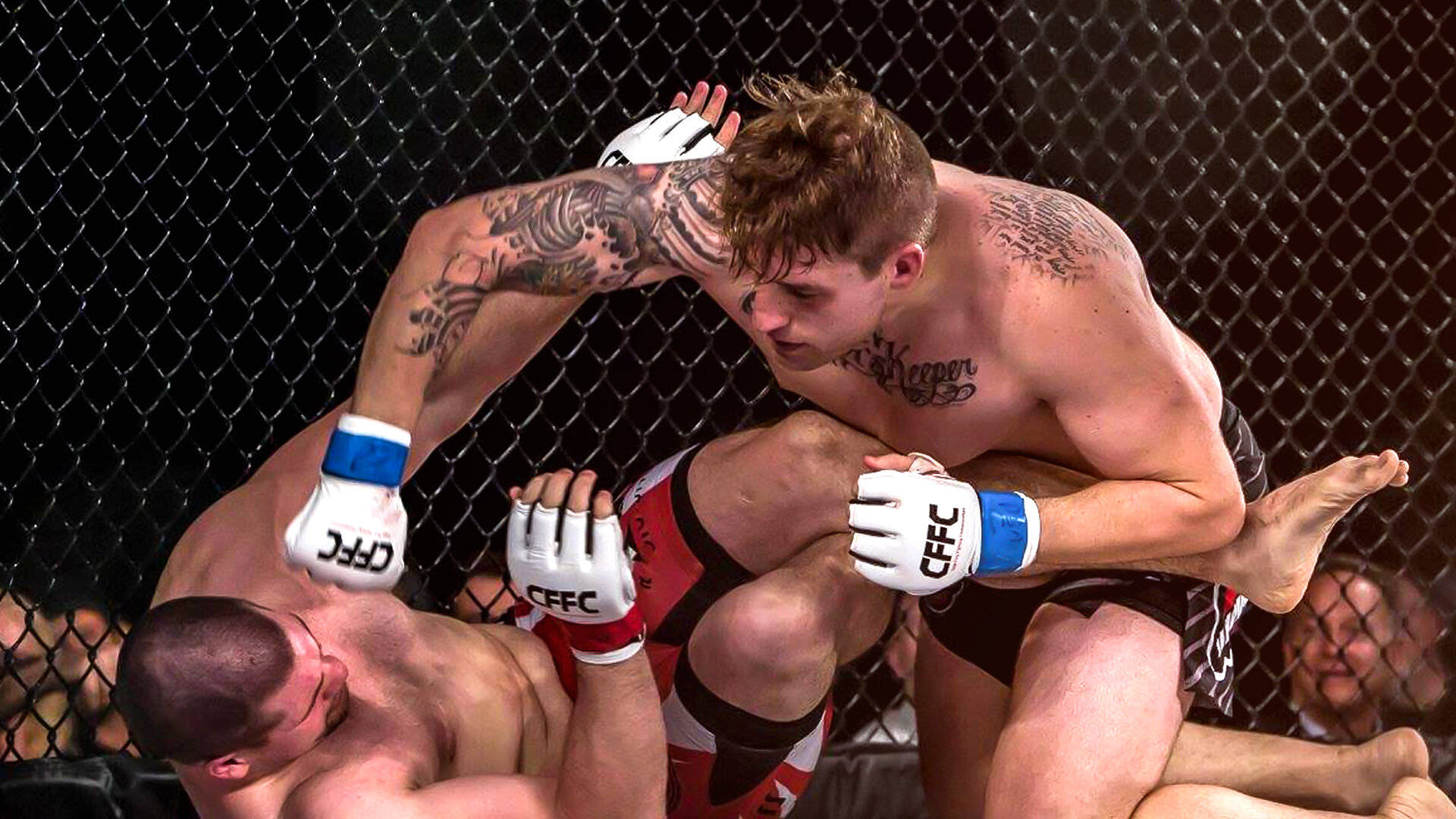 兩名男拳手在MMA籠內陷入纏鬥。