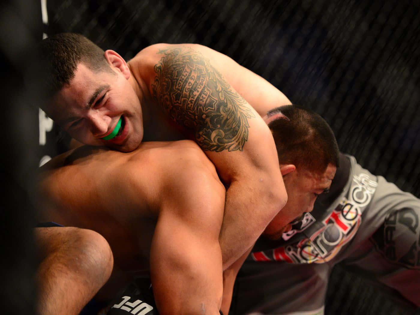 兩名MMA拳手在UFC比賽中陷入鎖喉狀態。