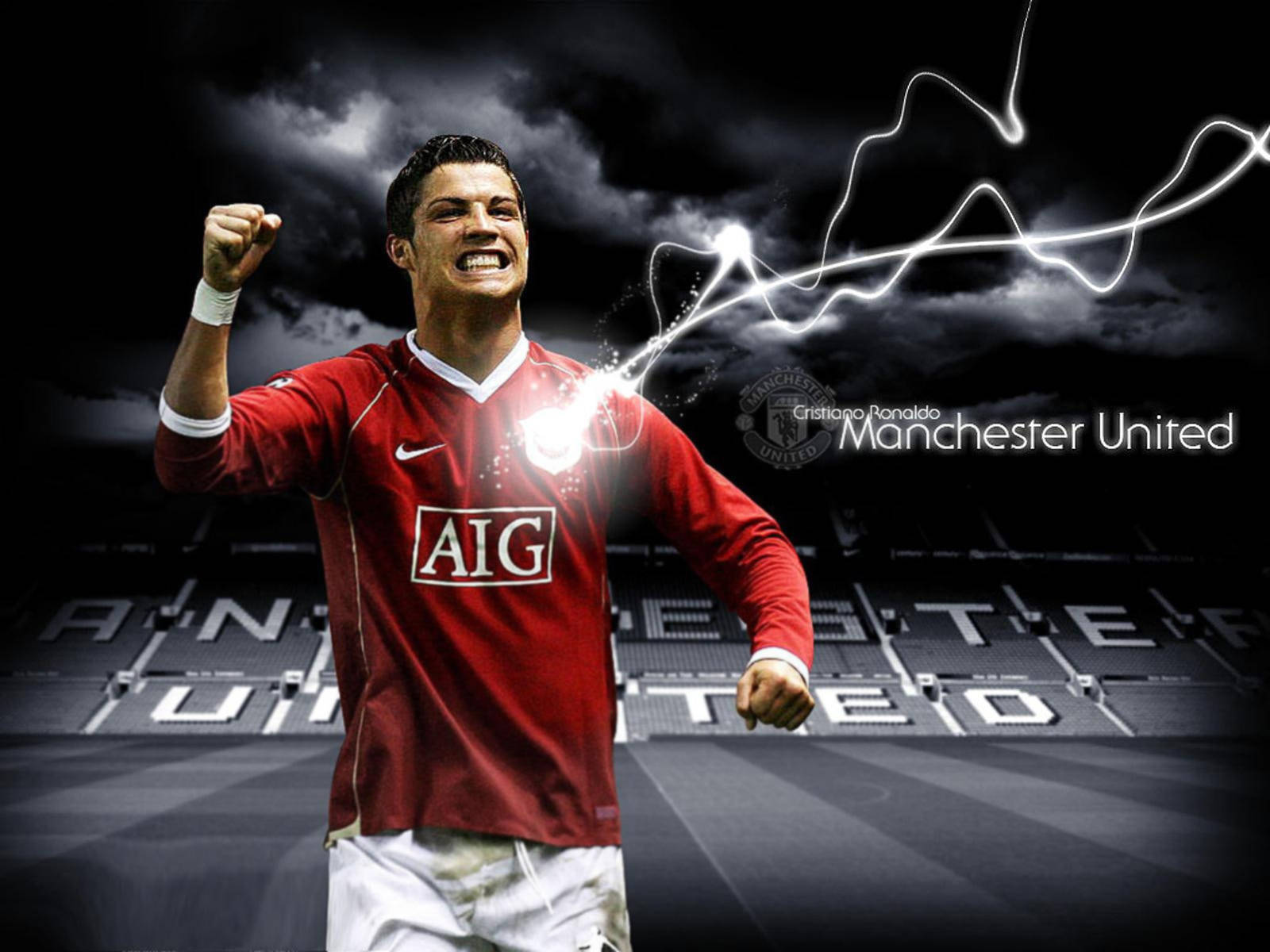 Cristiano Ronaldo 身穿紅色曼聯球衣，以閃電效果慶祝。