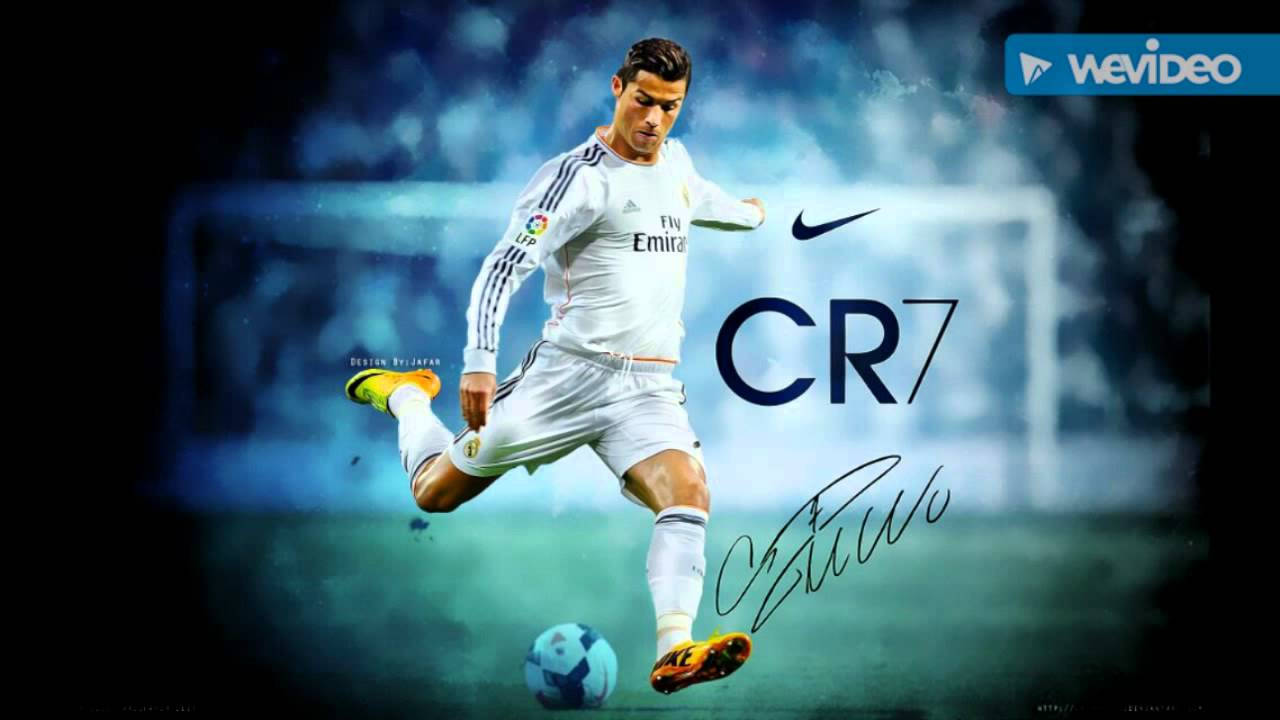 基斯坦奴·朗拿度在帶有CR7品牌的球場上踢足球。