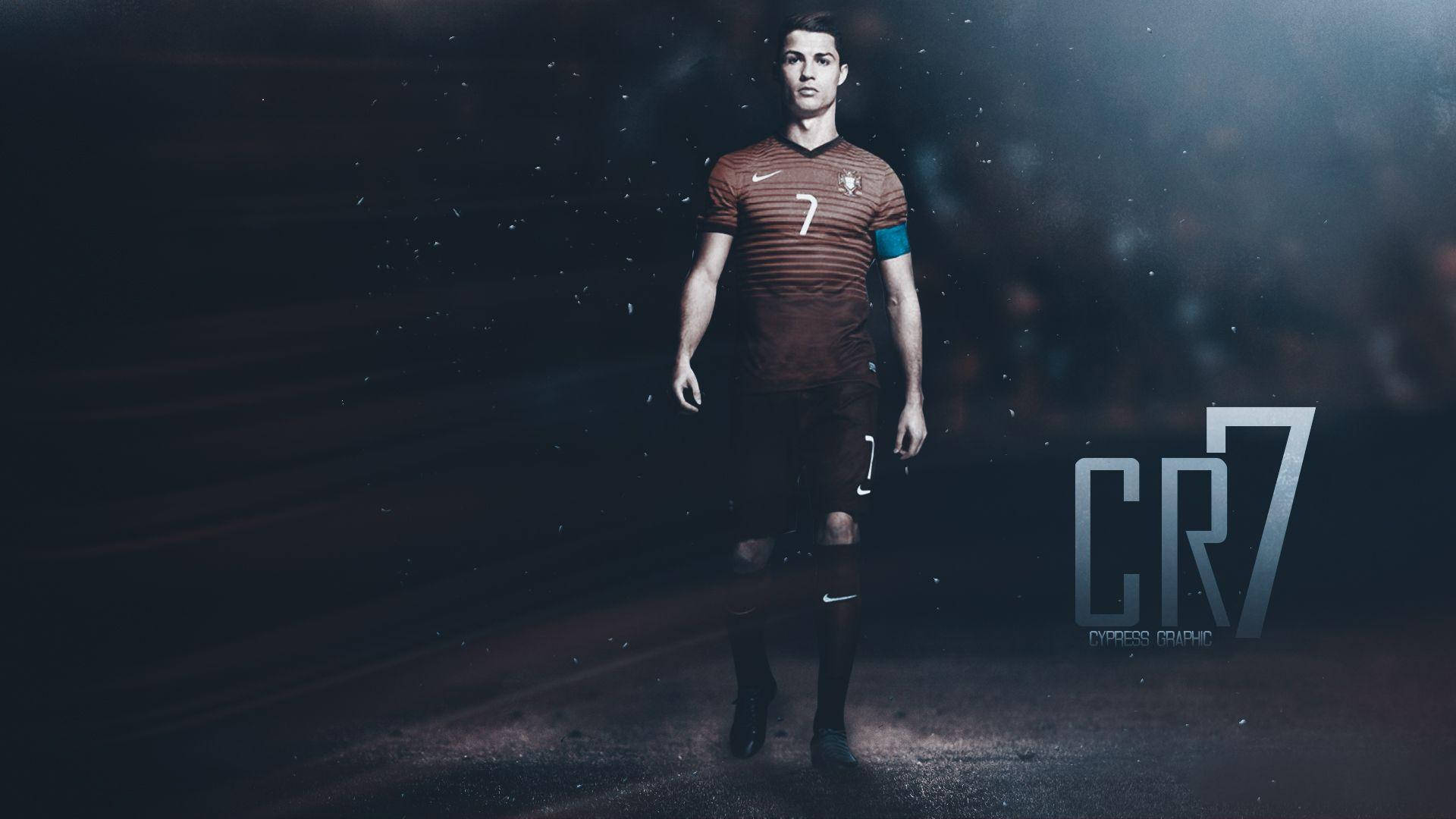 身穿7號球衣的足球員站在球場燈光下，帶有CR7標誌。