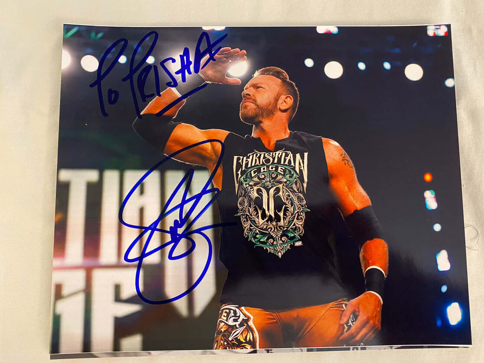 摔角手 Christian Cage 在場館向粉絲揮手的簽名照片。