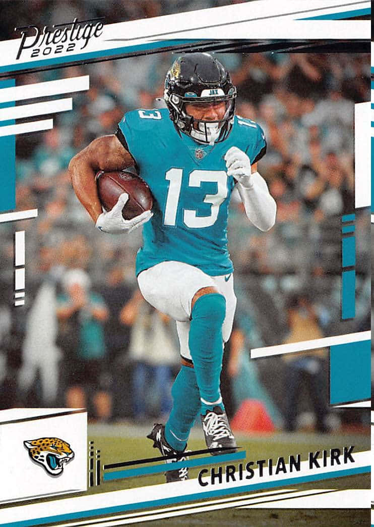 美式足球員 Christian Kirk 在球場上帶球奔跑。