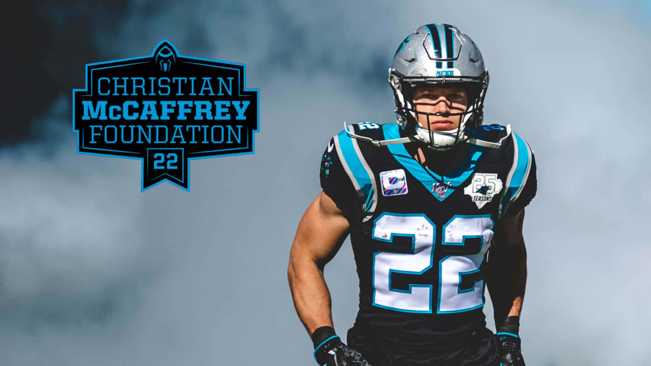 穿著黑豹隊球衣的足球員 Christian McCaffrey 與基金會標誌。