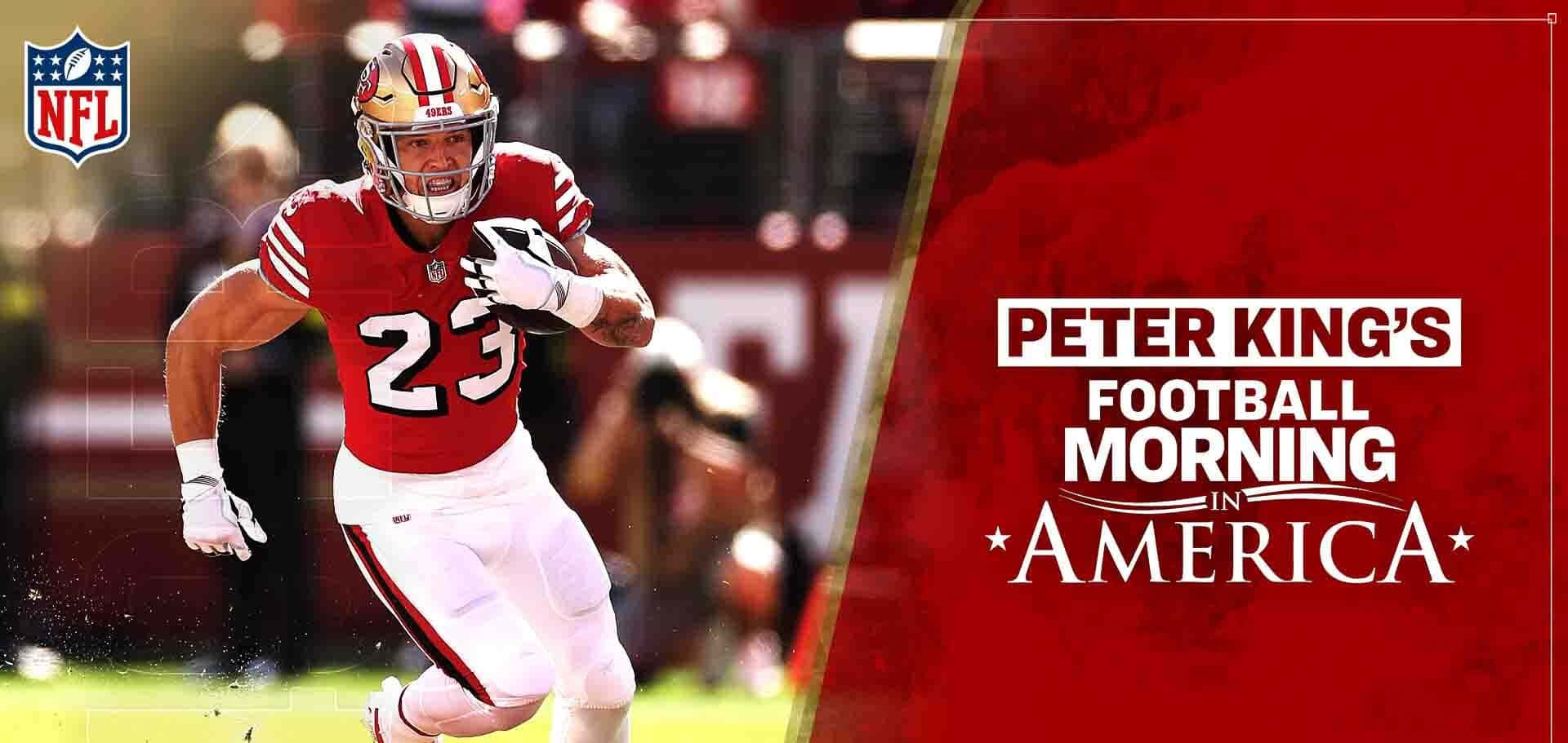 NFL 美式足球員在球場上持球奔跑。