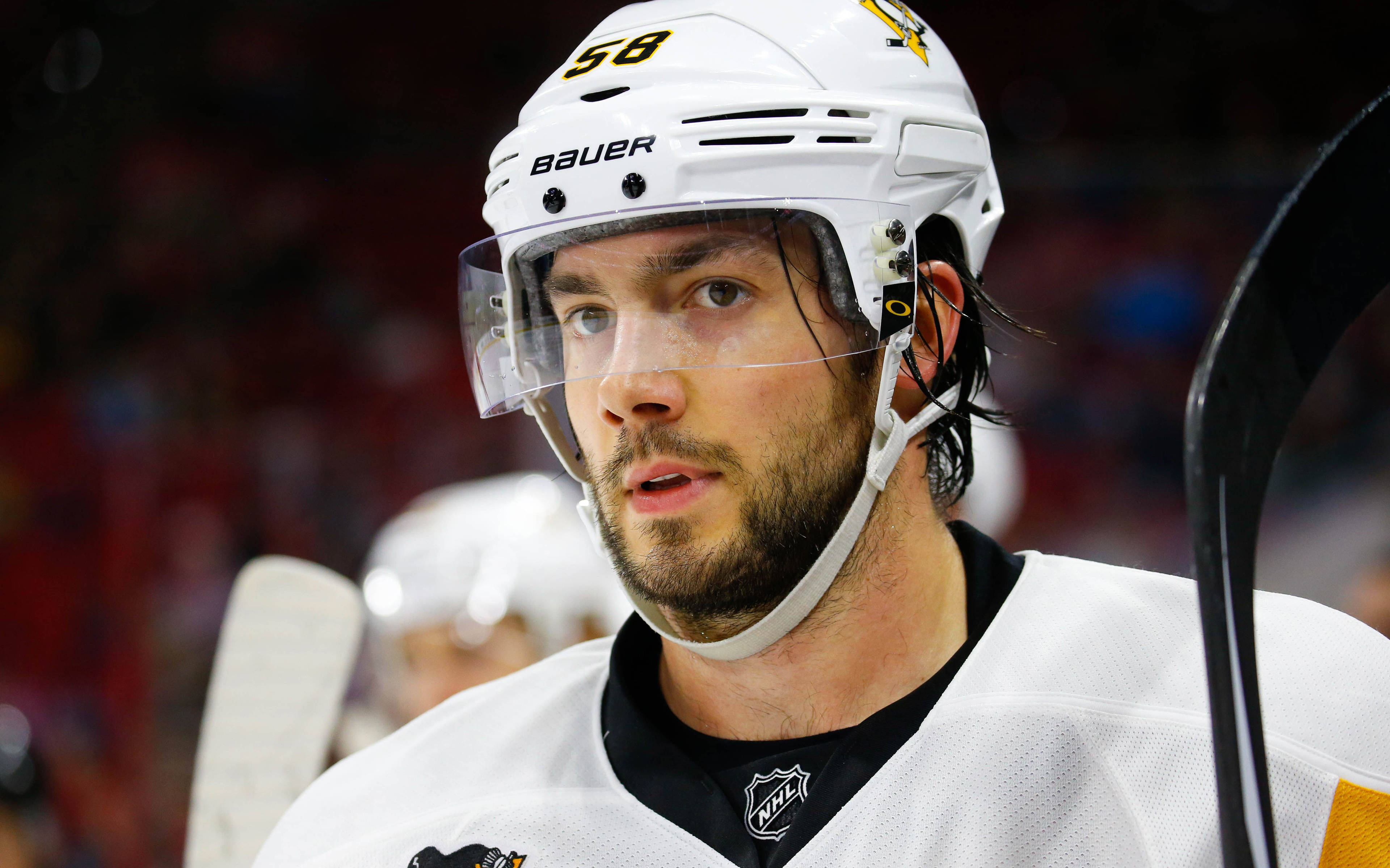 克里絲·萊唐 NHL 史丹利盃 壁紙 — 專注的曲棍球運動員在比賽中穿著白色頭盔和58號球衣的特寫。