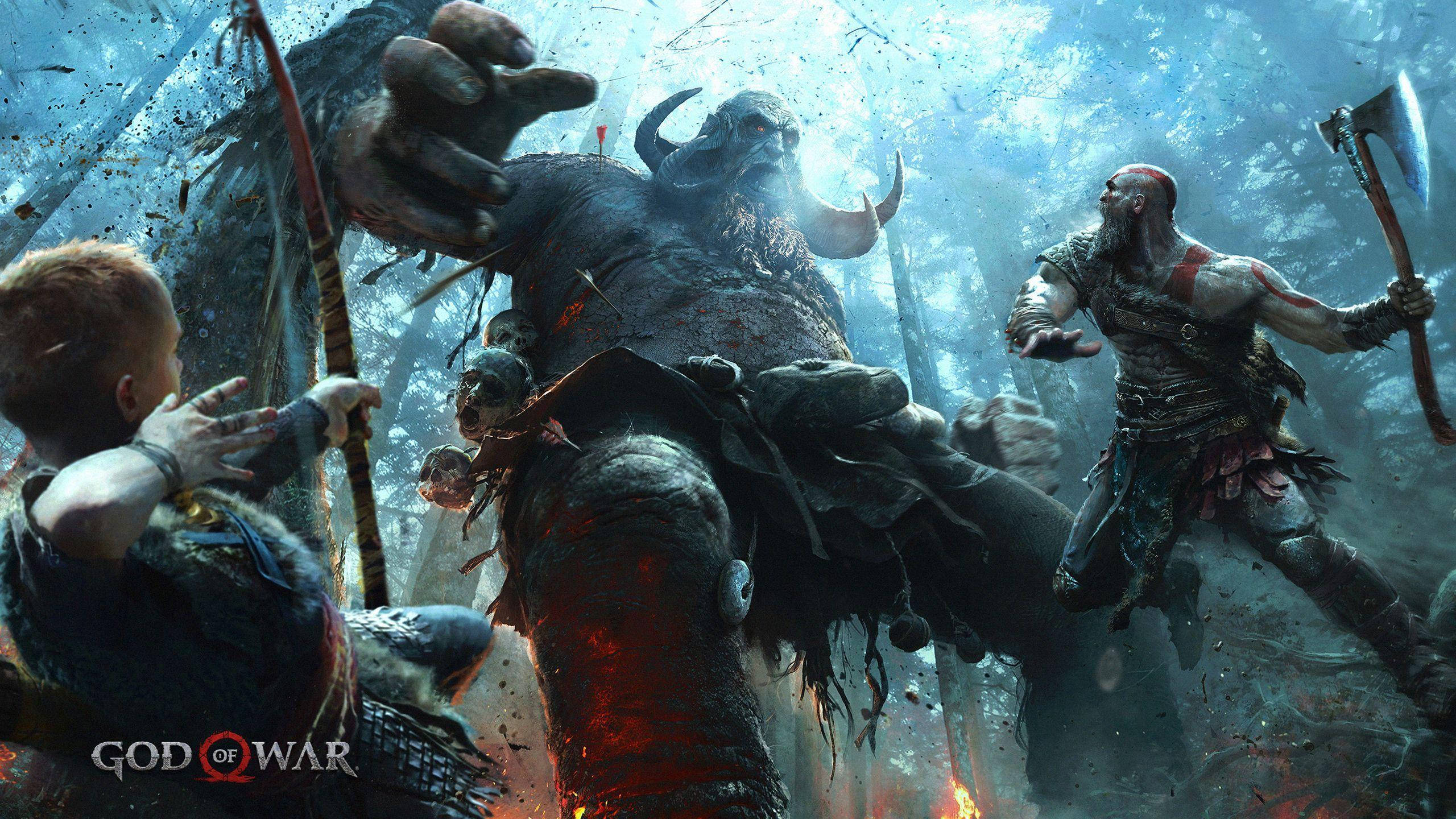 克雷托斯與阿特柔斯攻擊巨獸 壁紙 — God of War 描繪了 Kratos 和 Atreus 在迷霧森林中與一隻巨大的有角野獸戰鬥，周圍有熾熱的火花和破碎的碎片。