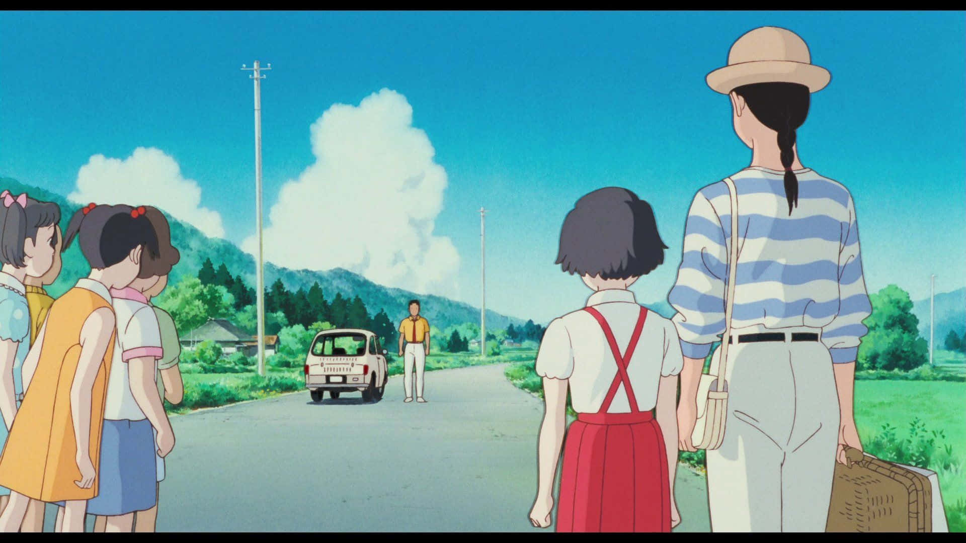 Only Yesterday 桌布 壁紙 — 兒童和成人站在鄉村道路上，看著一個男人和復古汽車在晴朗的藍天白雲下靠近。