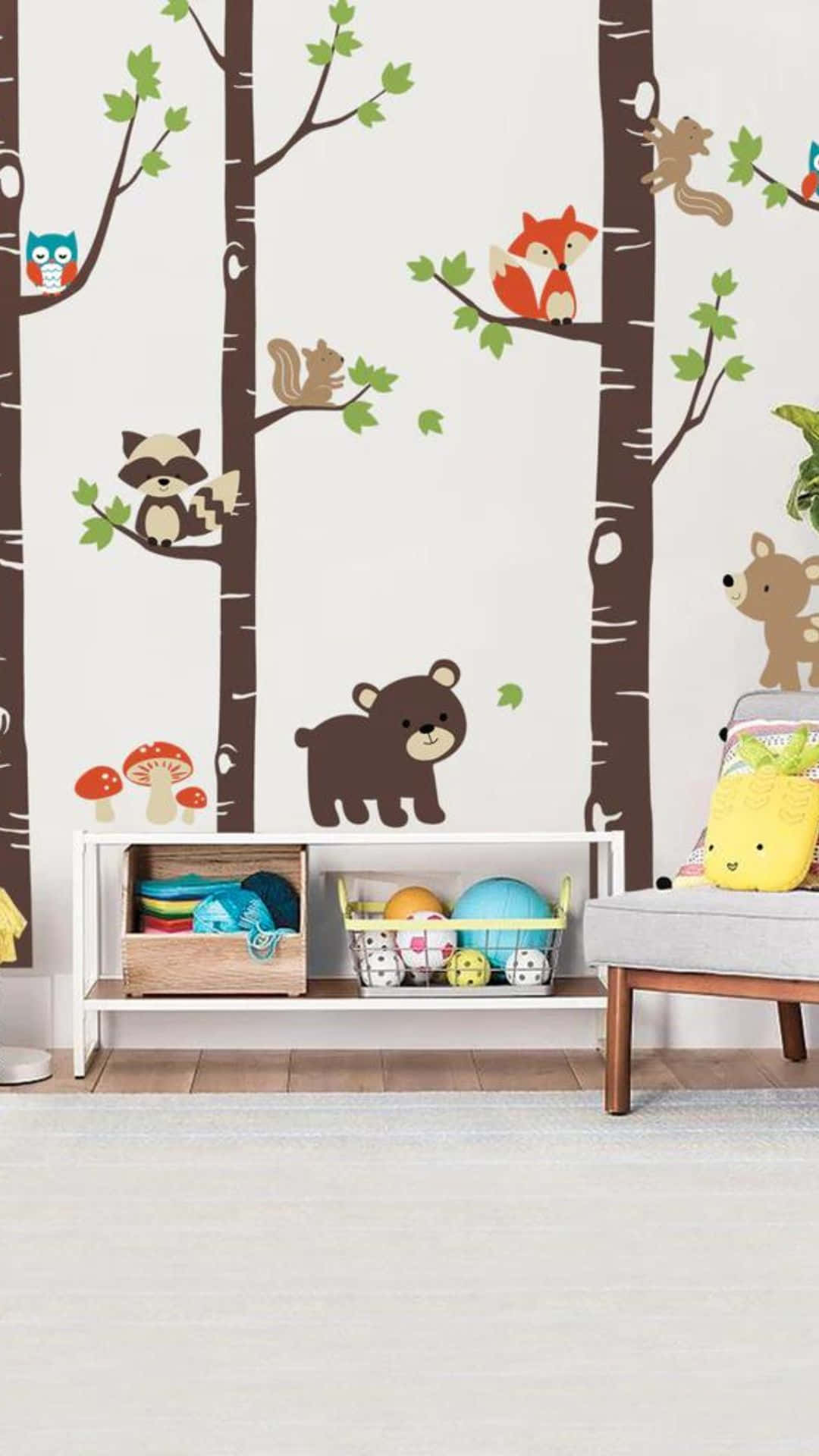 Kawaii Room 桌布 壁紙 — 兒童房以奇幻森林主題牆紙為特色，牆紙上有樺樹上的卡通動物，玩具架旁有一張舒適的椅子。