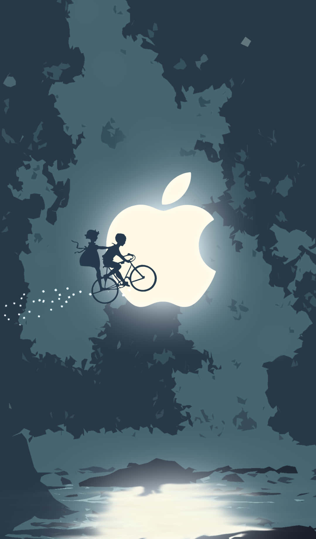 兩個孩子在黑暗森林中發光的Apple標誌下騎自行車。