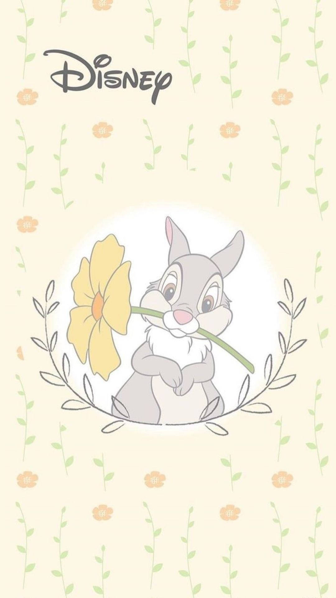 兔寶寶與花 壁紙 — 一隻可愛的迪士尼兔子在柔和的奶油色背景上，拿著一朵黃色花朵，周圍是花環和花卉藤蔓。