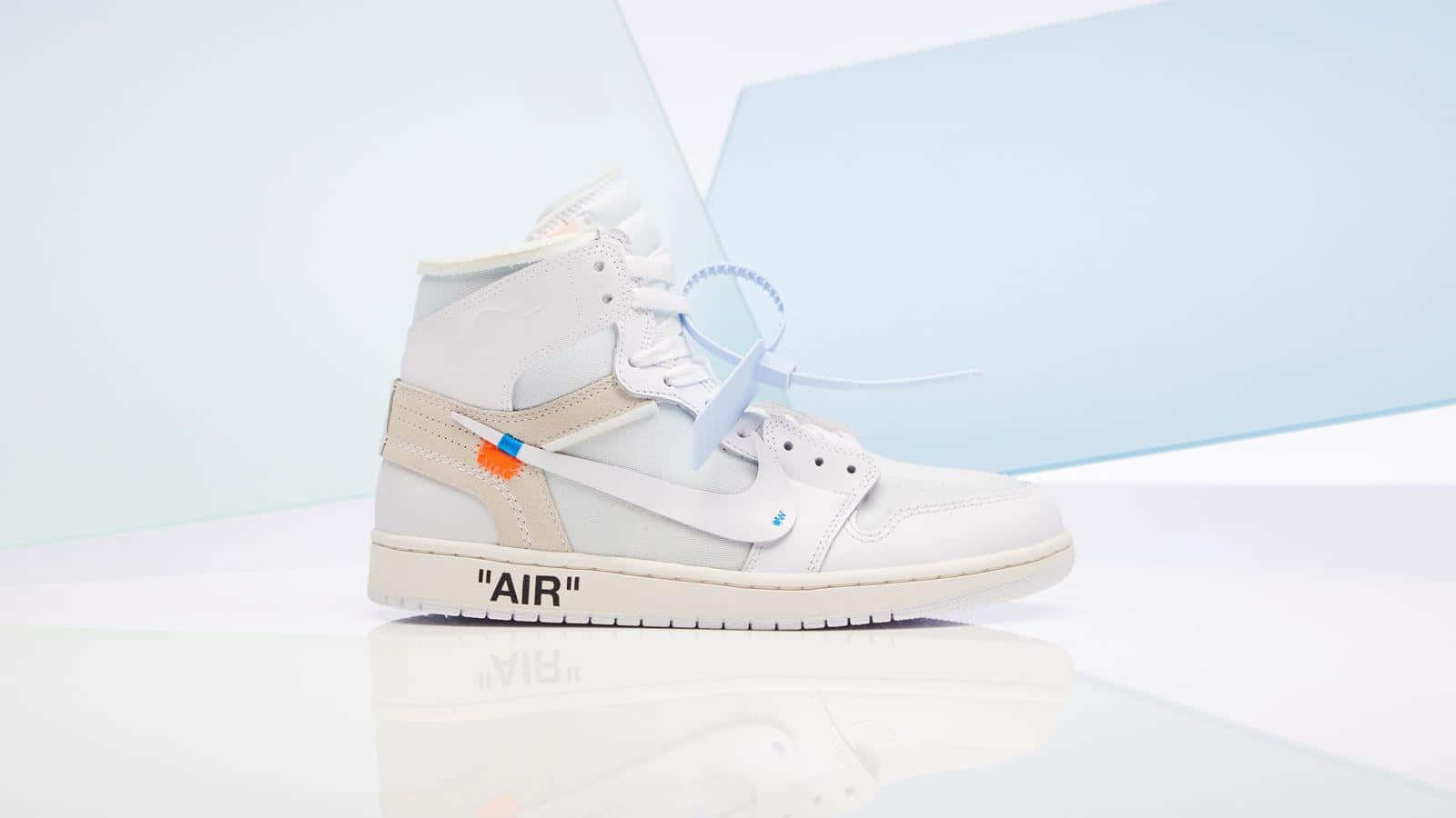 入手一雙 Off White 鞋款，提升你的時尚品味 壁紙 — 一雙純白色高筒運動鞋，帶有橙色和藍色點綴，放在反光表面上，背景是簡約的淺藍色和白色。