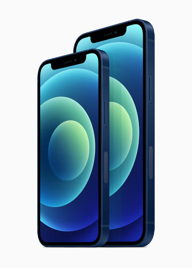 入手全新iPhone 壁紙 — 兩部藍色智能手機傾斜並排放置，顯示發光的抽象藍綠色圓形壁紙。