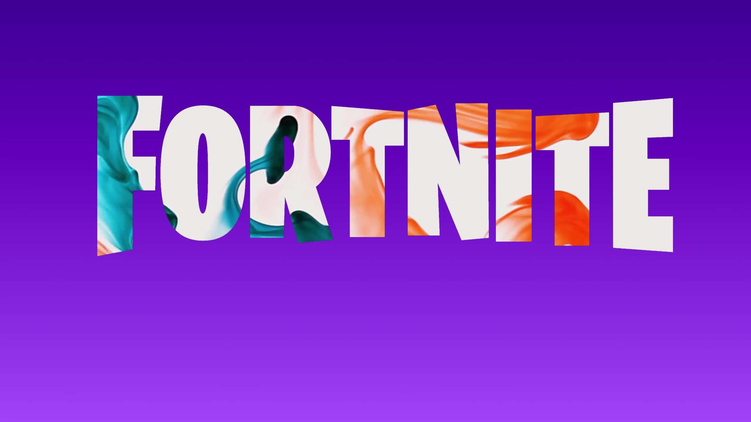 入手帶有經典《Fortnite》標誌的遊戲裝備 壁紙 — 單詞「FORTNITE」以粗體白色字母呈現，每個字母內有藍綠色和橙色的液體漩渦，背景為漸變紫色。