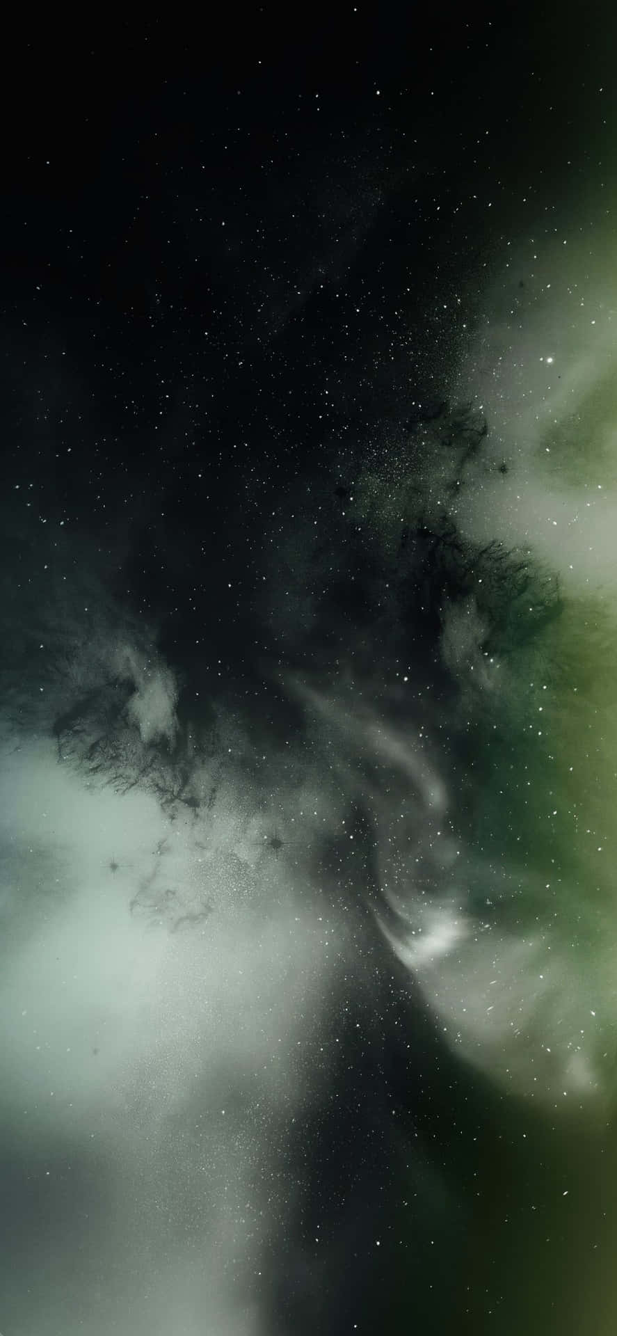 在深空中旋轉的綠色和白色星雲，伴有星星。