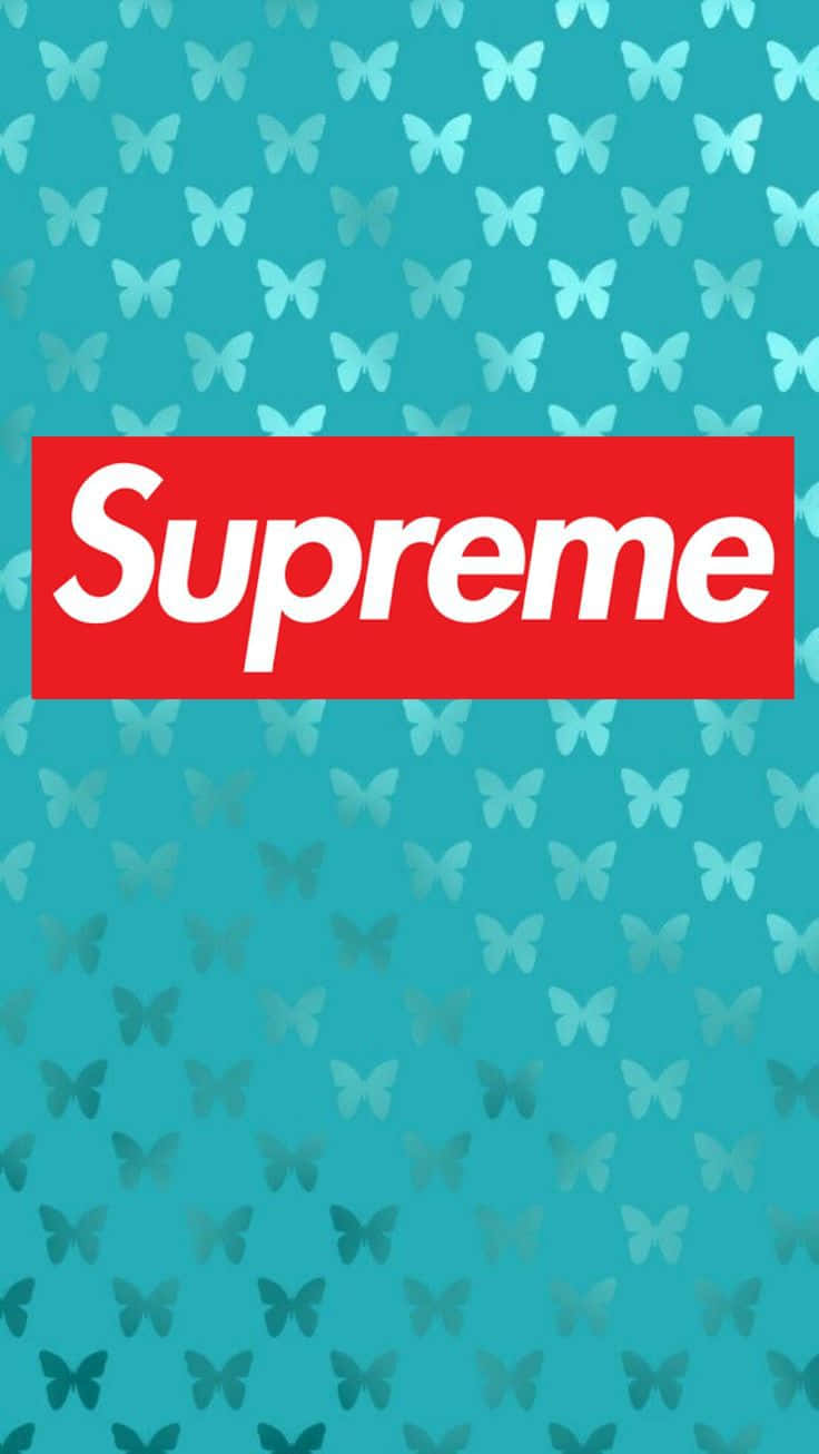 青綠色蝴蝶圖案牆紙，帶有紅色Supreme標誌。