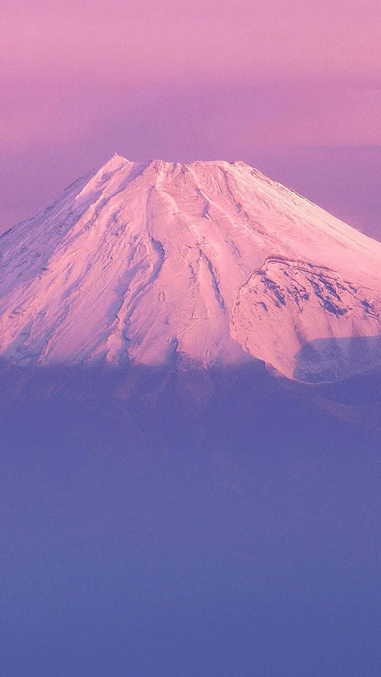日落時分，富士山在粉紅色和紫色的天空下被白雪覆蓋。