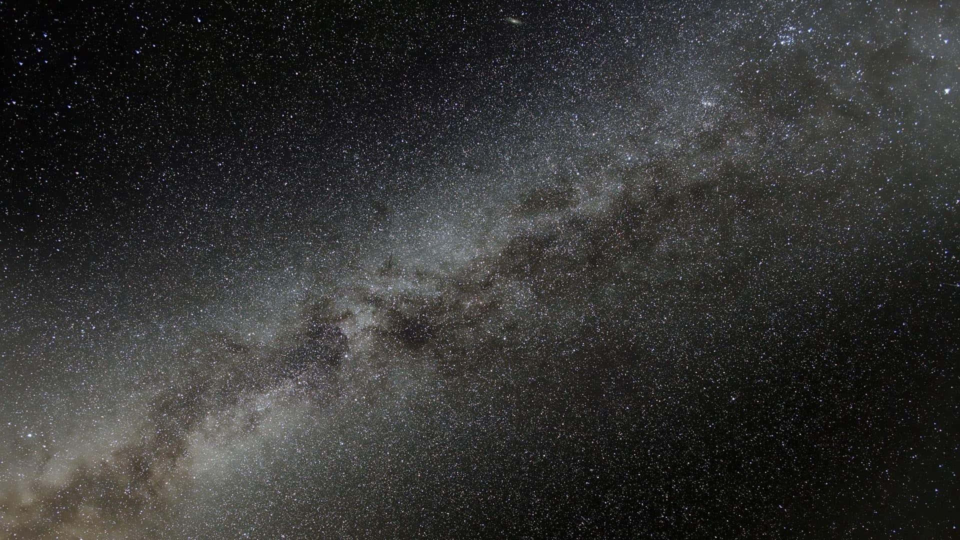 夜空中的銀河系，有星星和宇宙塵埃雲