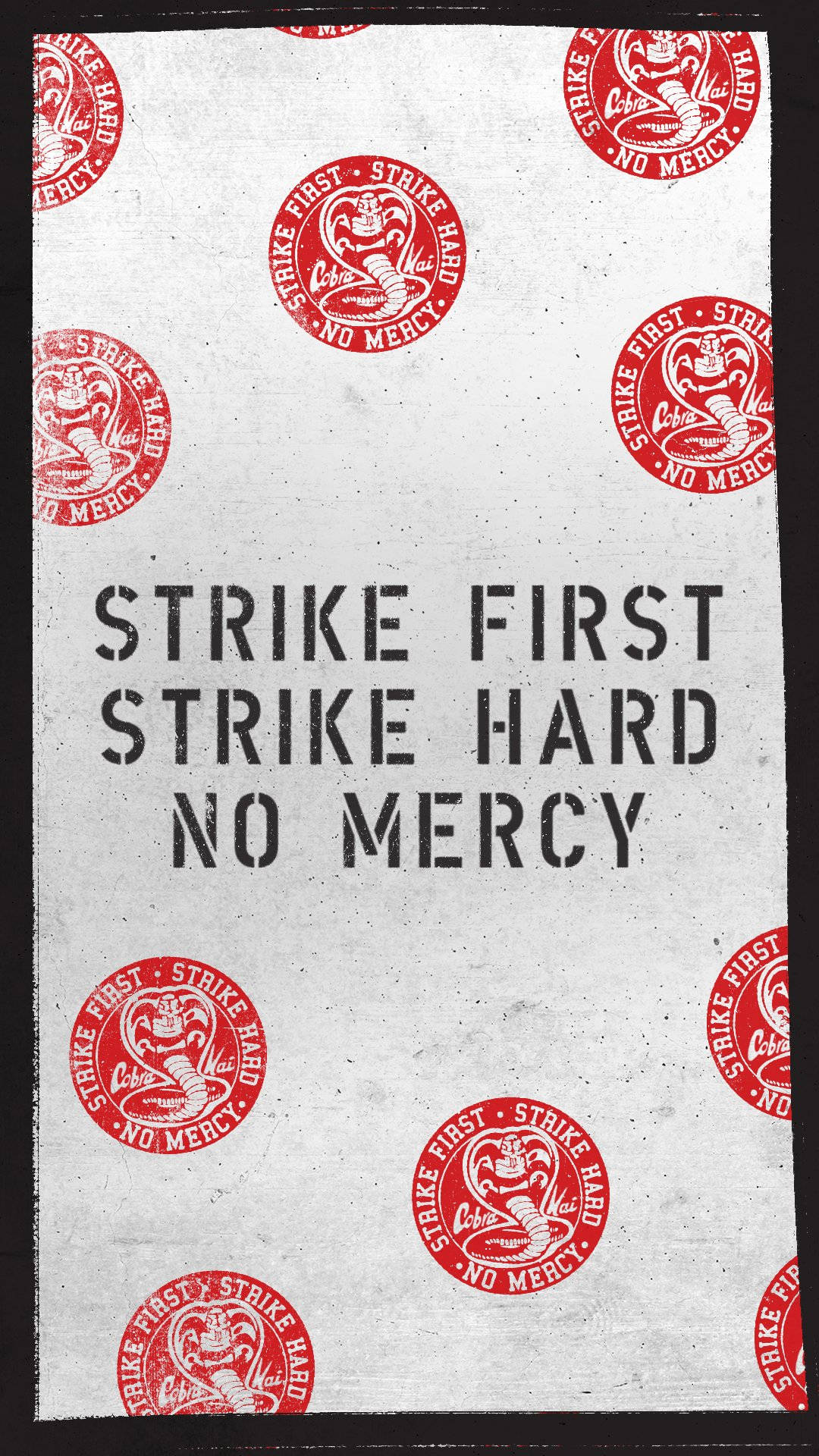一張大膽的海報，帶有紅色蛇標誌和黑色文字，寫著 strike first strike hard no mercy。
