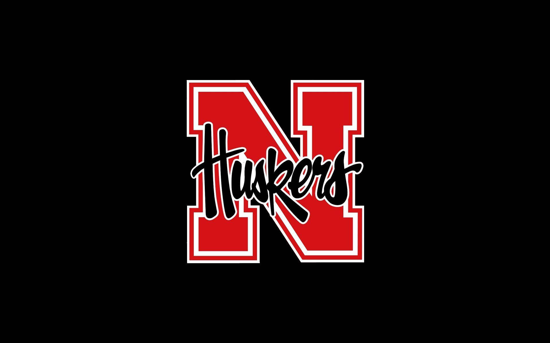 黑色背景上的紅白 Huskers 標誌