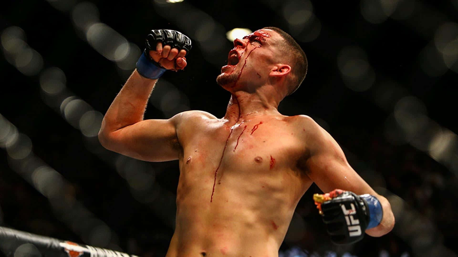 MMA拳手滿臉鮮血在八角籠中慶祝勝利。