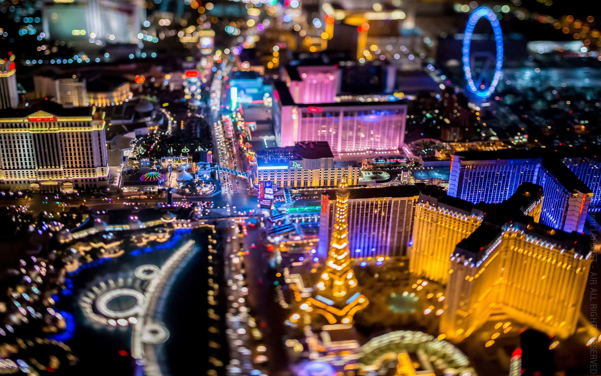拉斯維加斯夜景天際線，明亮的燈光和著名酒店。