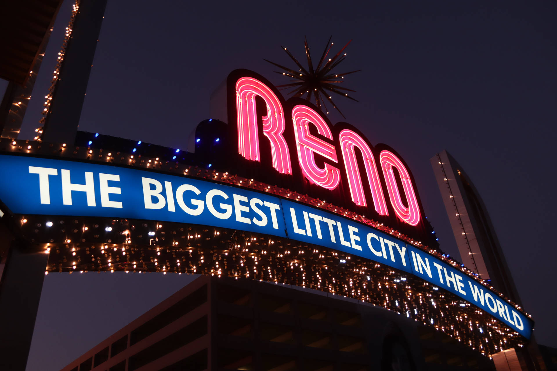 夜間顯示「The Biggest Little City in the World」的雷諾霓虹燈牌。