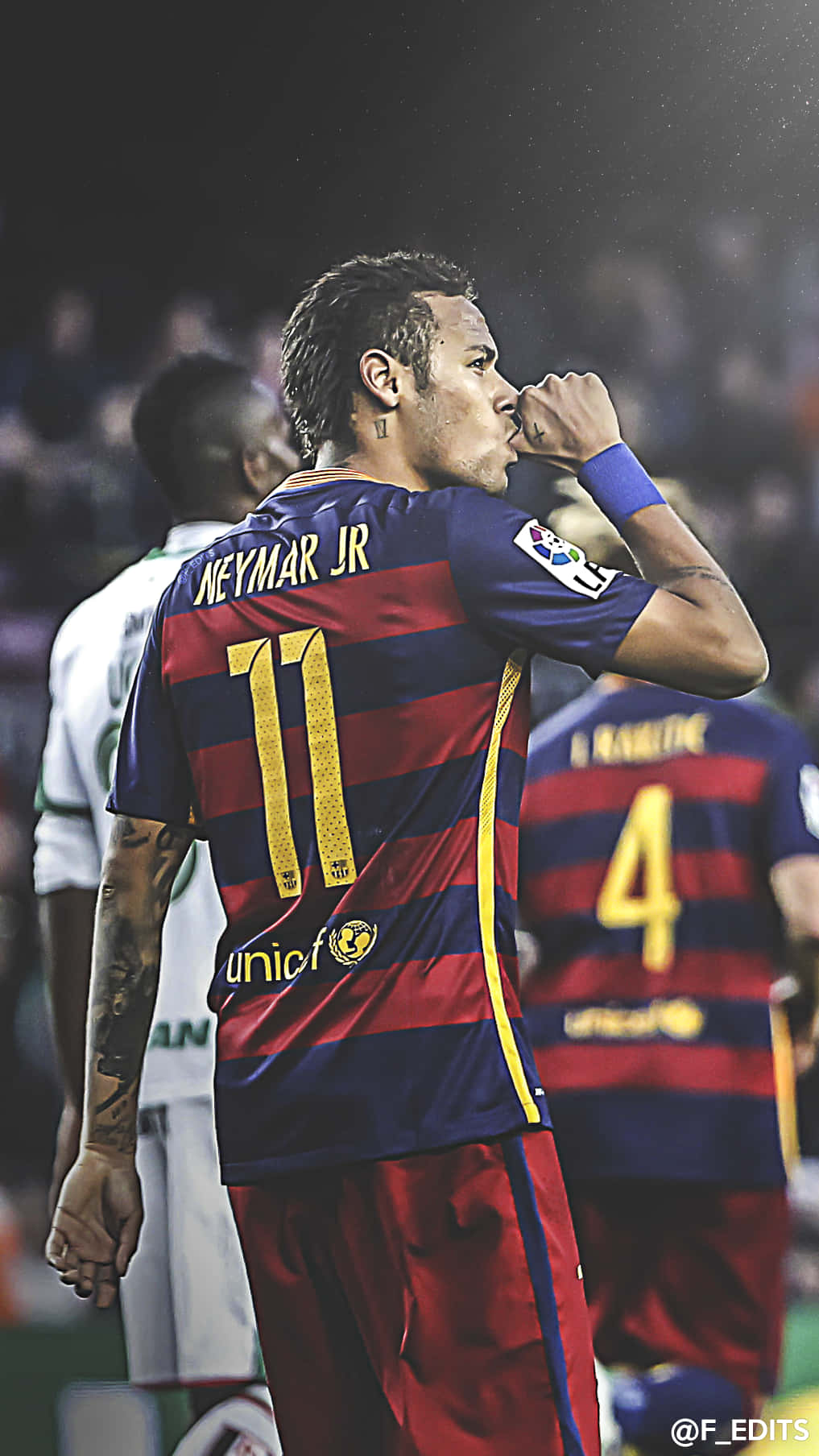 足球員尼馬（Neymar Jr）在夜間比賽中向球迷飛吻。