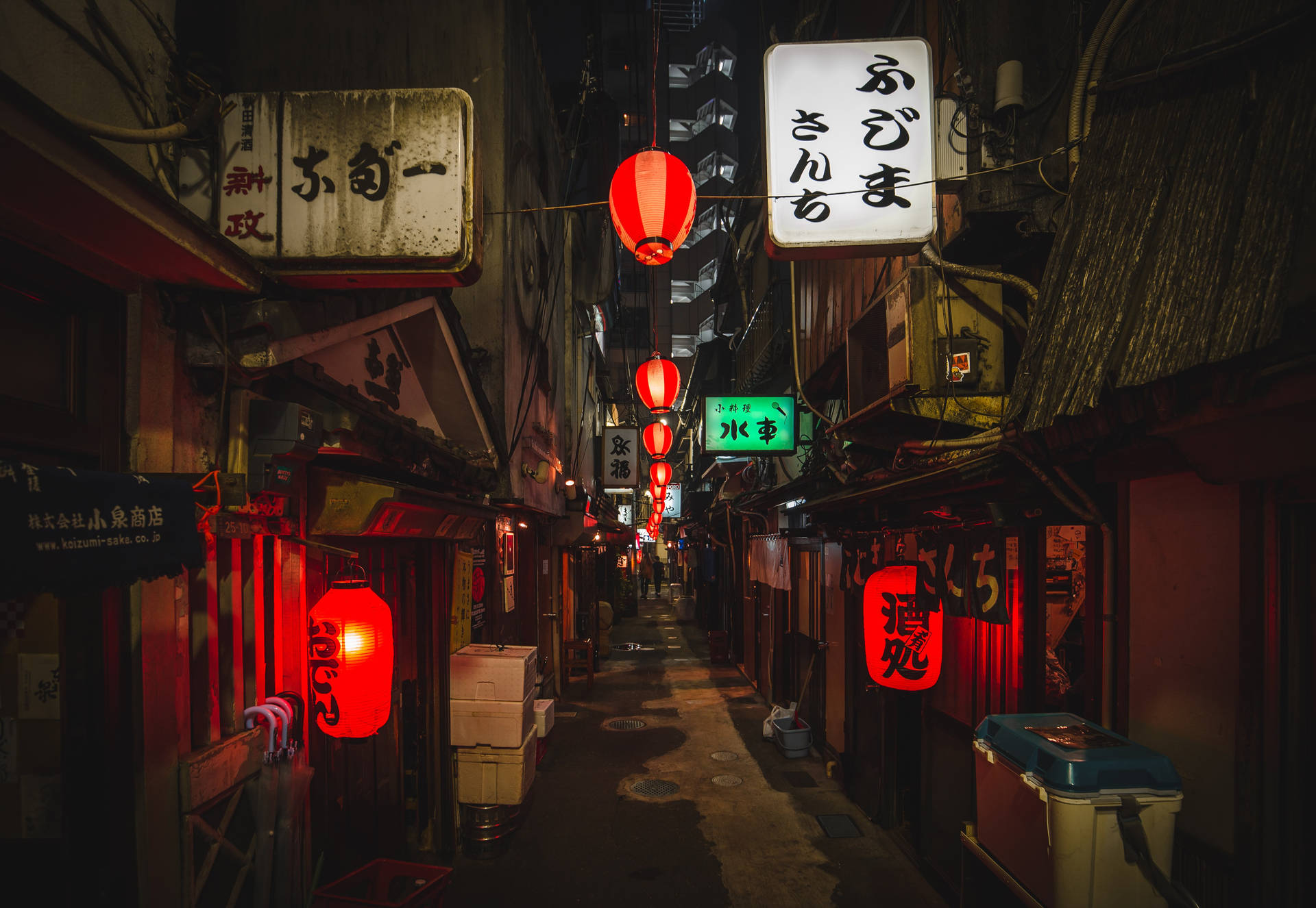 全 4K 日本街景桌面壁紙 壁紙 — 夜晚東京一條狹窄小巷，被風化建築上的紅色燈籠和霓虹燈照亮。