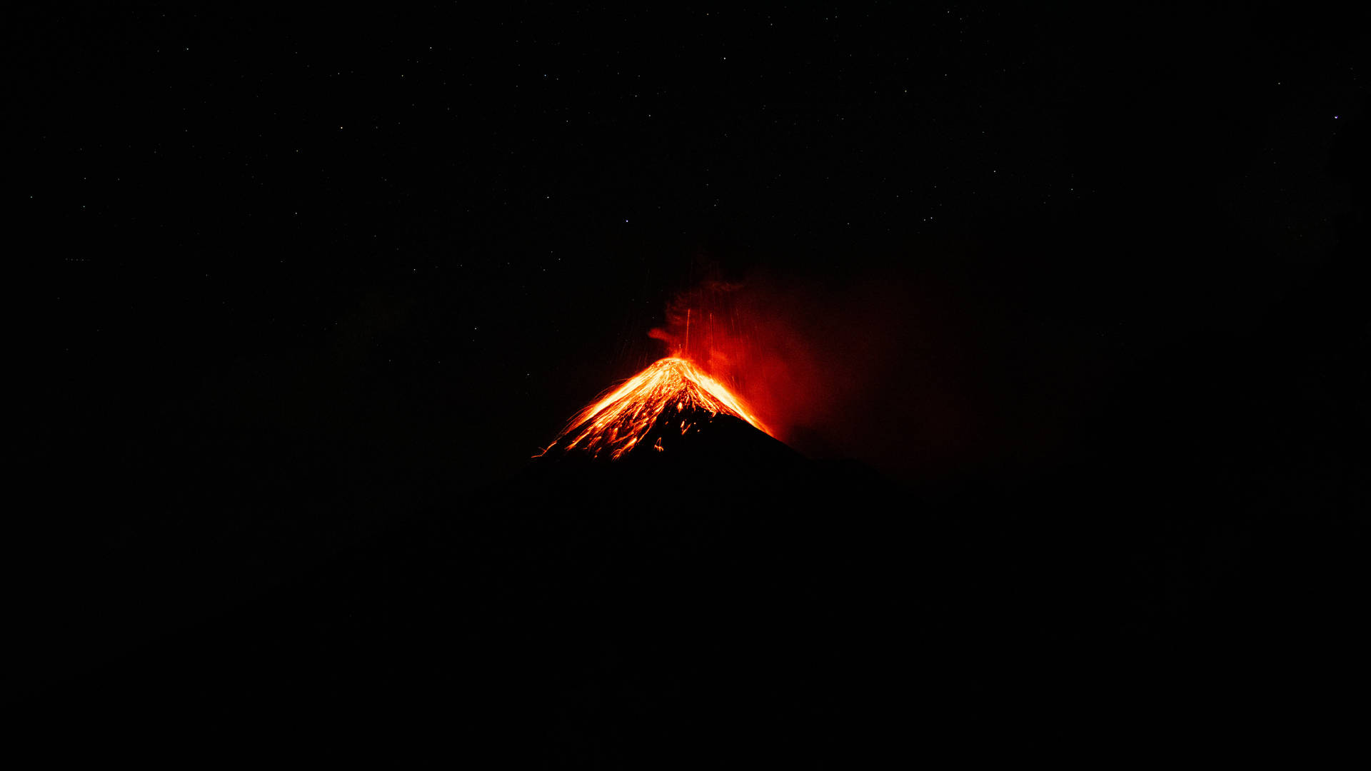 火山在繁星夜空下噴發著發光的熔岩。