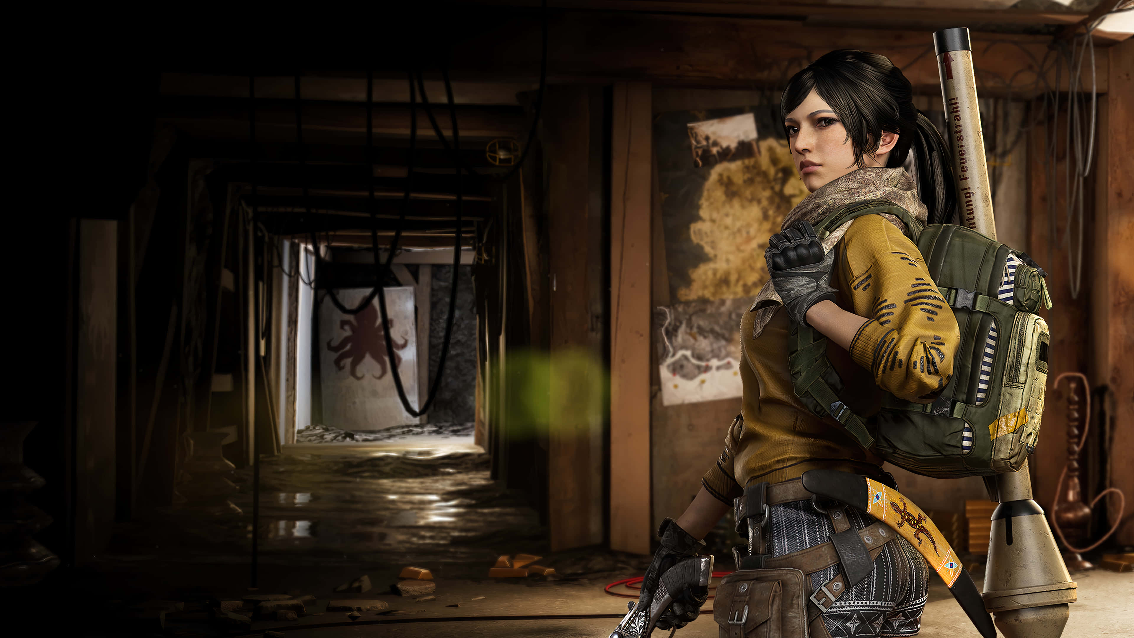 全副武裝的PUBG女孩角色 壁紙 — 一位堅定的女兵身穿戰術裝備，站在光線昏暗、佈滿碎片的的地下走廊，附近漂浮著一個發光的綠色球體。