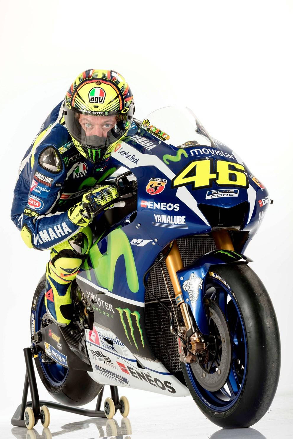 Monster Energy 桌布 壁紙 — 全副裝備的電單車賽車手在藍黃色Yamaha賽車上傾斜入彎，背景是純白色的攝影棚。