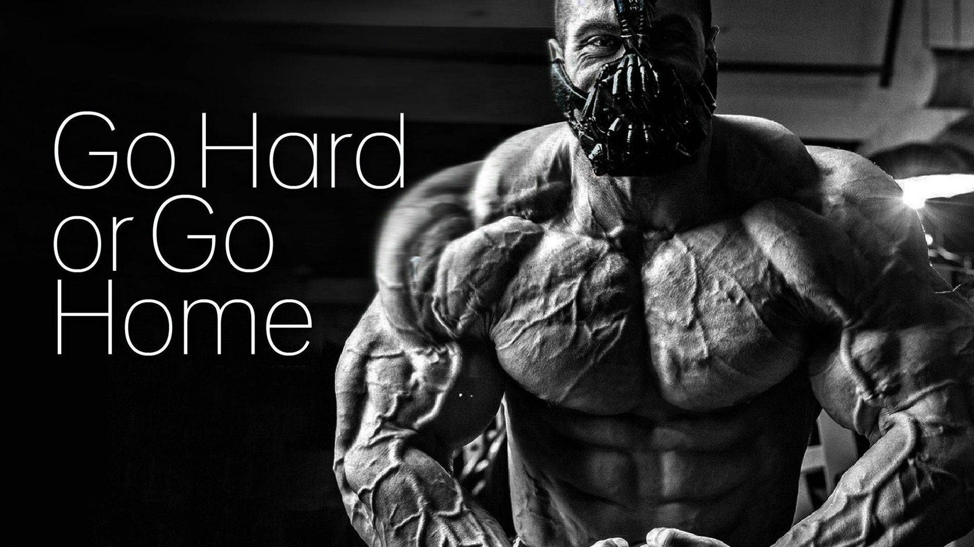 一個肌肉男戴著蝙蝠面具，旁邊有文字「Go Hard or Go Home」。