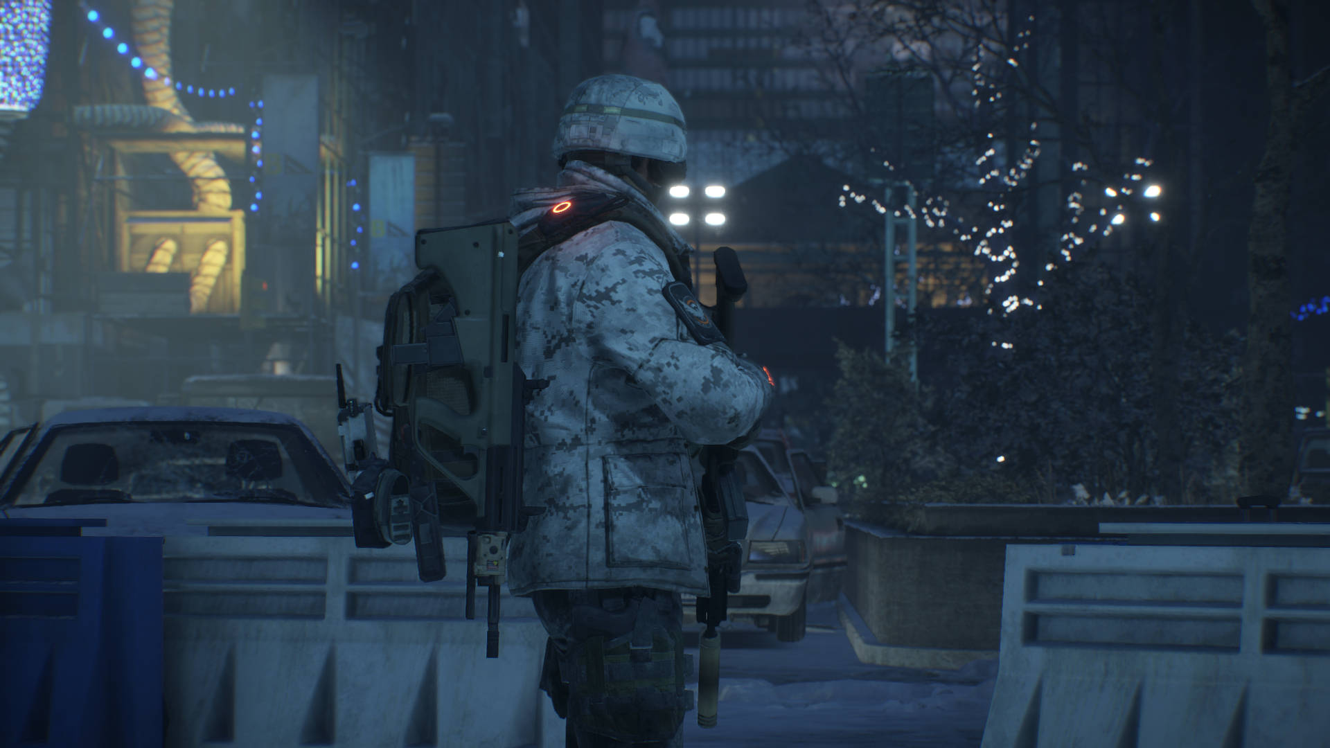 《全境封鎖》軍人 壁紙 — 一名身穿迷彩裝備的士兵在夜間於積雪的城市街道上保持警覺，周圍有節日燈飾和路障。