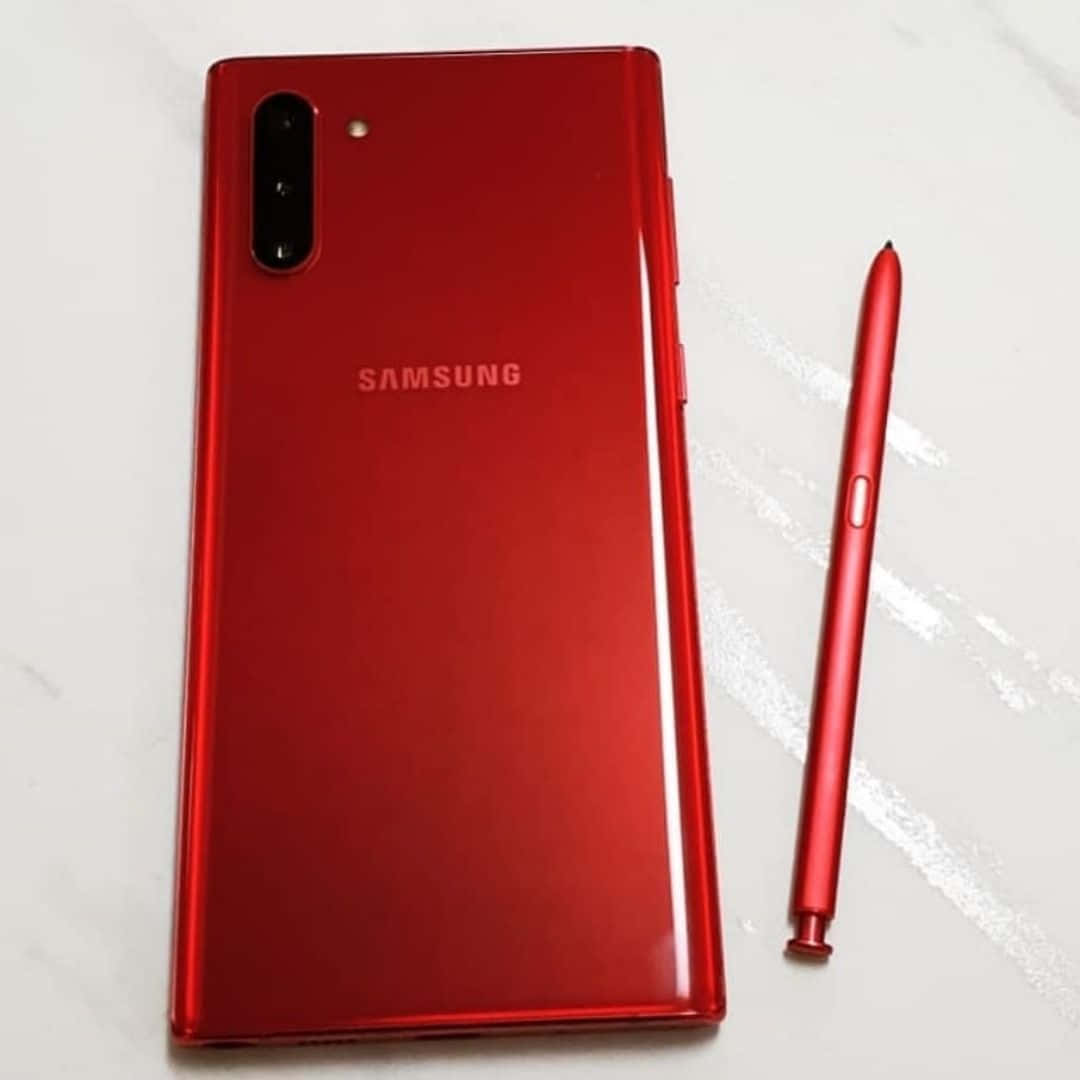 紅色Samsung手機和觸控筆在白色大理石背景上