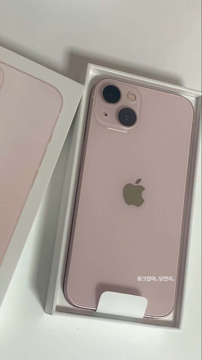 全新 iPhone 12，功能無可匹敵 壁紙 — 玫瑰金色 iPhone 13 mini 放在打開的白色盒子中，旁邊隱約可見另一部手機。