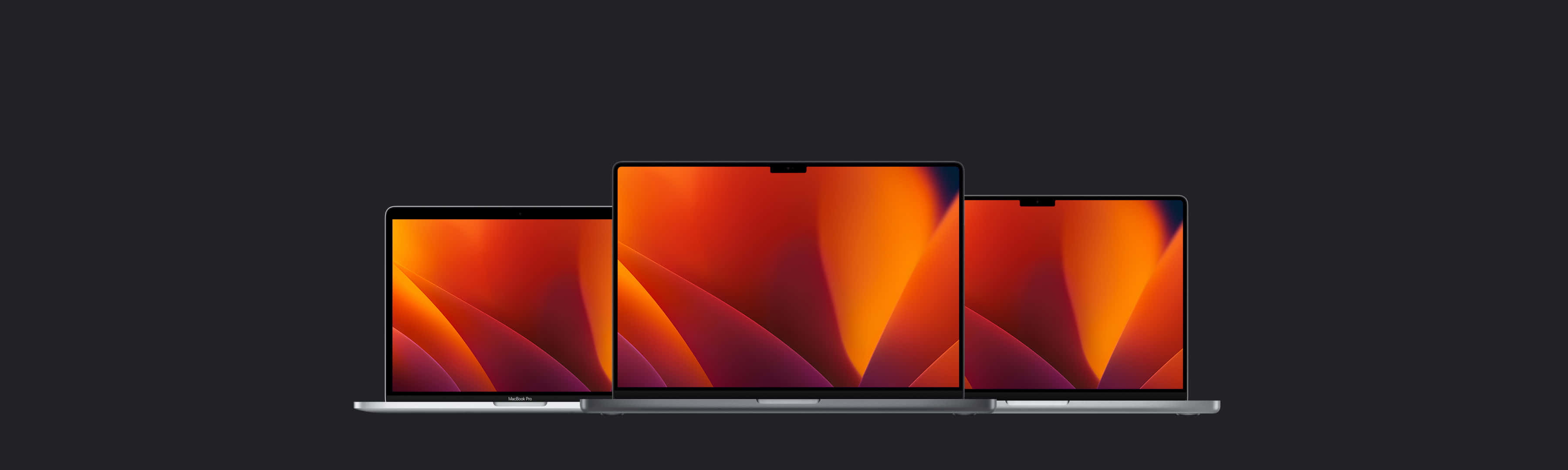 全新 MacBook —— 最輕薄筆記型電腦科技 壁紙 — 三部銀色手提電腦在深色背景上展示充滿活力的橙色和紫色抽象壁紙。