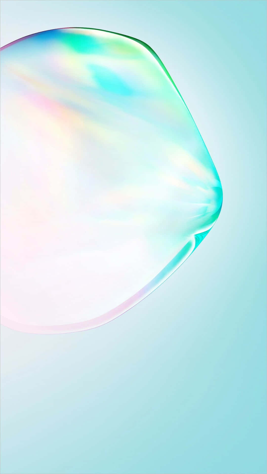 一個精緻的彩虹肥皂泡在柔和的青色背景上漂浮。