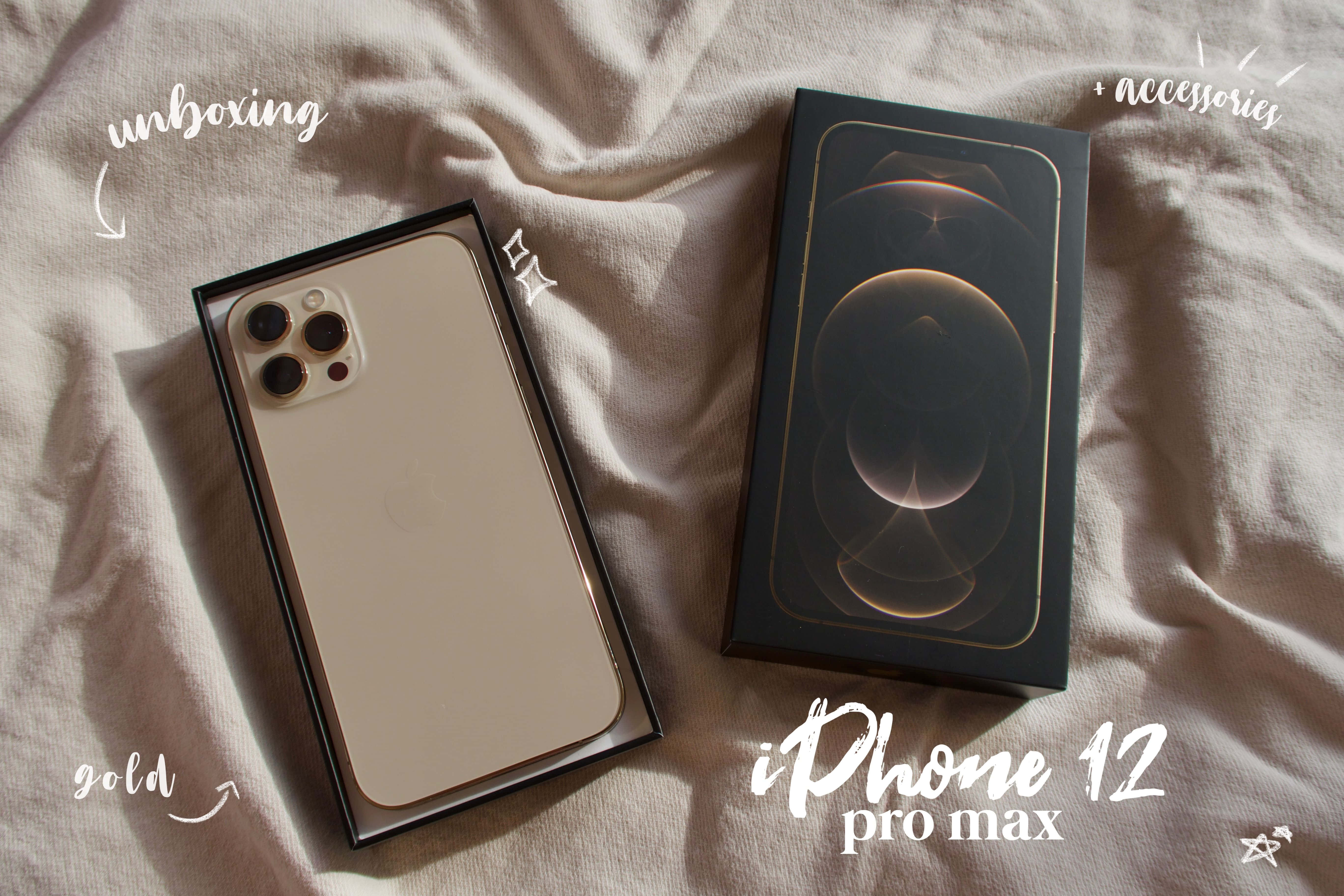 全新發布的 iPhone 12，配備先進功能 壁紙 — 一部金色 iPhone 12 Pro Max 放在盒內，置於皺巴巴的米色布料上，布料上有手寫文字註解。
