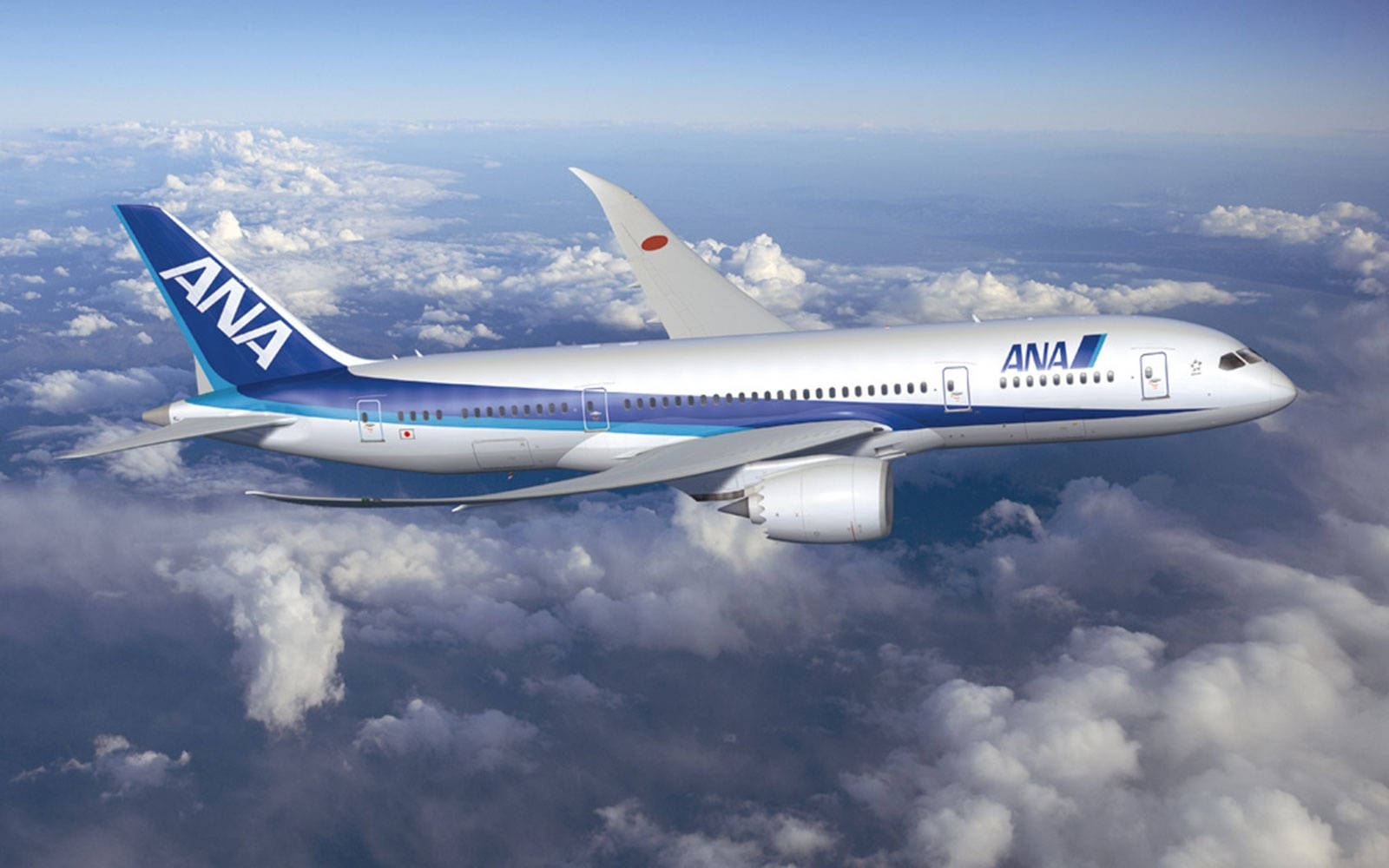 ANA 飛機在晴朗藍天的雲層上飛行